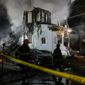 Schüsse und Haus in Flammen