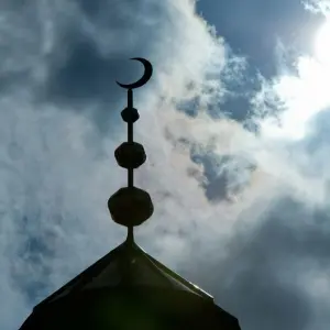 Halbmond auf dem Minarett einer Moschee