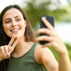 Frau fotografiert Selfie