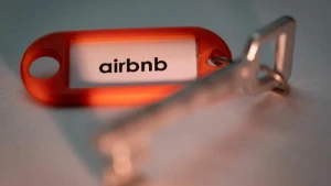 «airbnb» steht auf einem Schlüsselanhänger