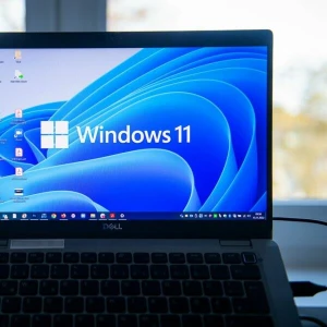 Der Schriftzug Windows 11 auf einem Laptop-Bildschirm