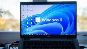 Der Schriftzug Windows 11 auf einem Laptop-Bildschirm