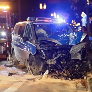 Polizeiwagen kollidiert mit Laterne – Vier Beamte verletzt
