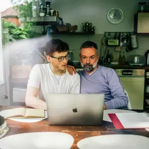 Vater und Sohn am Computer