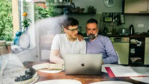 Vater und Sohn am Computer