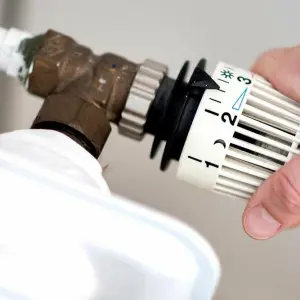 Thermostat-Ventil an einem Heizkörper