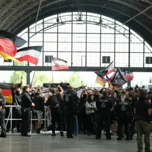 Teilnehmer einer rechtsextremen Demonstration gegen CSD Leipzig