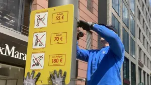 Schilder für mehr Sauberkeit in der Frankfurter Innenstadt