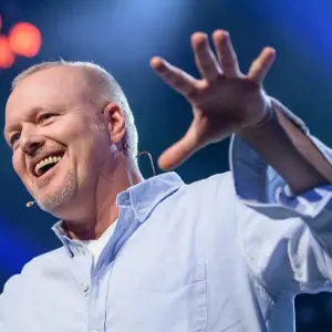 Entertainer Stefan Raab boxt bald gegen Regina Halmich.