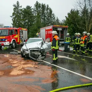 Autounfall an Kreuzung - Mutter und Söhne schwer verletzt