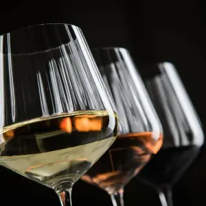 Drei Weingläser, die Weißwein, Roséwein und Rotwein enthalten