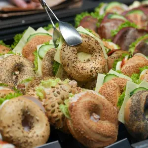 Belegte Backwaren liegen in der Auslage in einer Bäckerei