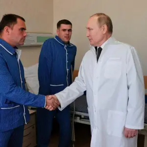 Putin besucht verletzte Soldaten