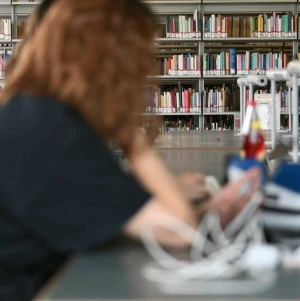 Studenten lernen in der Bibliothek