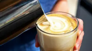 Ein Barista-Kaffee mit Milch