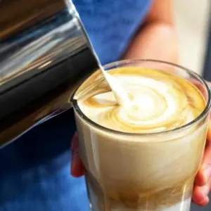 Ein Barista-Kaffee mit Milch