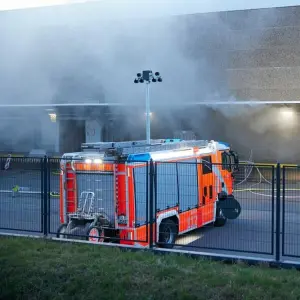 Lagerhalle in Berlin-Wittenau brennt