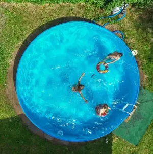 Kinder planschen in Pool