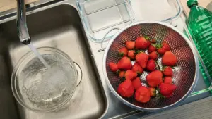 Utensilien für den Erdbeer-Lifehack in einer Küche