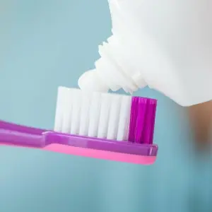 Zahncreme auf einer Zahnbürste
