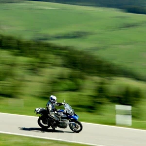 Motorradfahrer auf einer Landstrasse