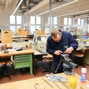 Ein angehender Industriemechaniker bei der Arbeit