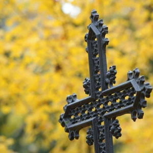 Ein eisernes Kreuz steht auf einem Friedhof