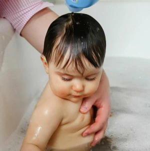 Ein Kleinkind wird gebadet