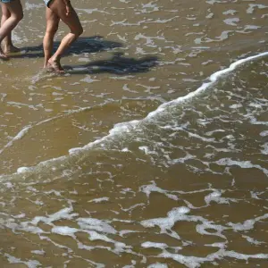 Zwei Frauen suchen Abkühlung an der Ostsee