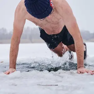 Mann beim Eisbaden