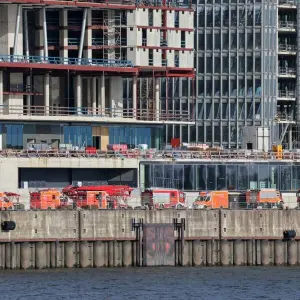Mehrere Bauarbeiter in Hamburg von Gerüst gestürzt