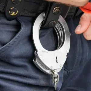 Handschellen der Polizei Symbolbild