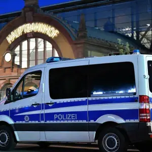 Polizei vor Hauptbahnhof Erfurt