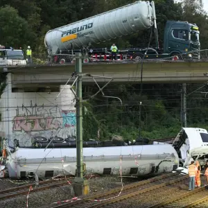 Lastwagen stürzt von Brücke auf Bahngleise