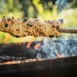 Stockbrot mit Oliven-Feta-Teig