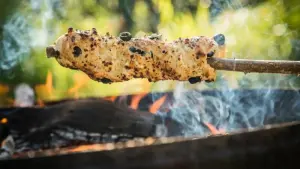 Stockbrot mit Oliven-Feta-Teig