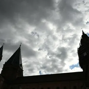 Wolken ziehen über den Mainzer Dom hinweg