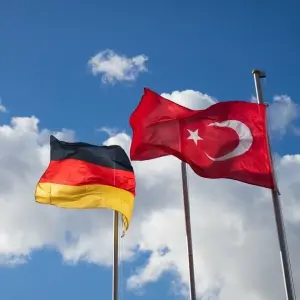 Deutsche und türkische Fahne