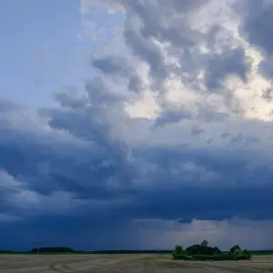 Gewitter ziehen über die Landschaft