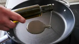 Öl in einer Pfanne