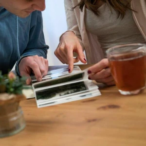 Ein Mann und eine Frau schauen sich Fotoalben an