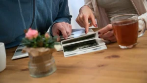 Ein Mann und eine Frau schauen sich Fotoalben an