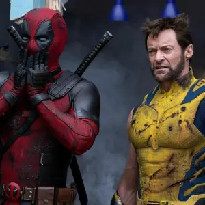 Ryan Reynolds (l) als Deadpool und Hugh Jackman als Wolverine 