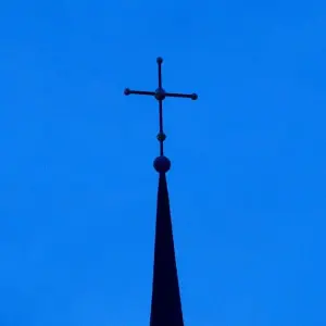 Kreuz auf Kirchturm