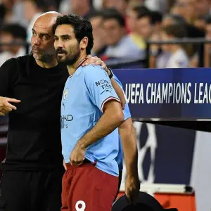 Pep Guardiola (l) und Ilkay Gündogan