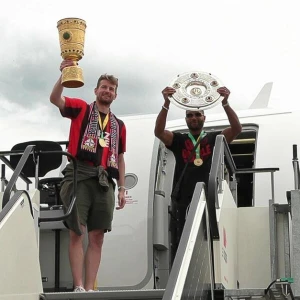 Torhüter Lukas Hradecky (l) und Jonathan Tah