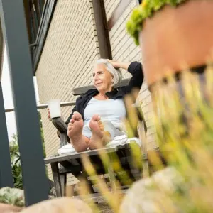 Eine Frau sitzt in einem Garten