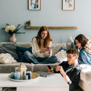 Jugendliche sitzen auf einer Couch