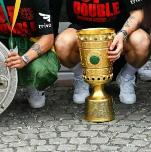 Meisterschale und Pokal