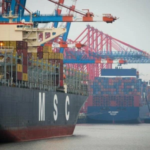 MSC-Containerschiff im Hamburger Hafen